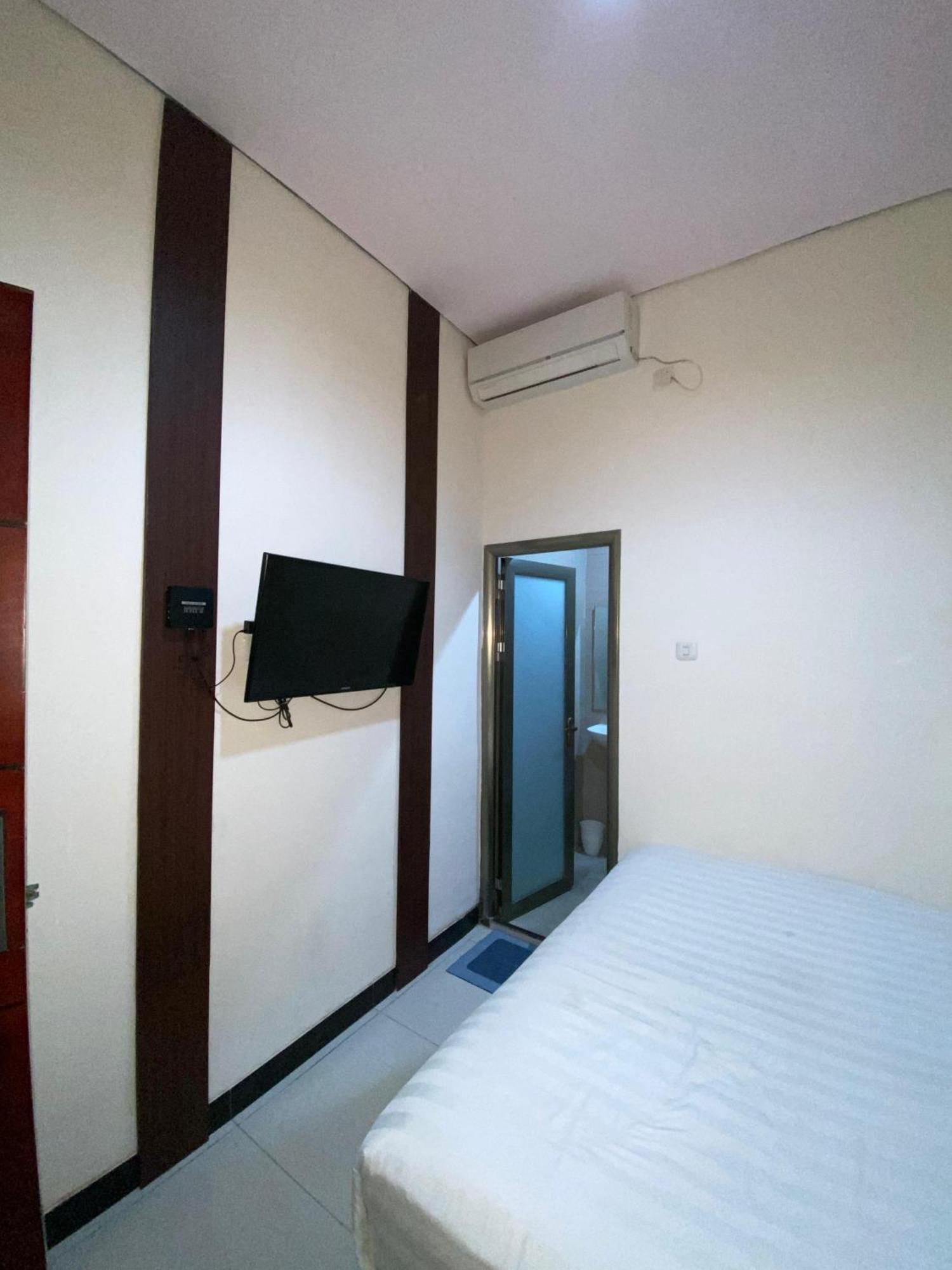 Dekost Madiun Hotell Eksteriør bilde